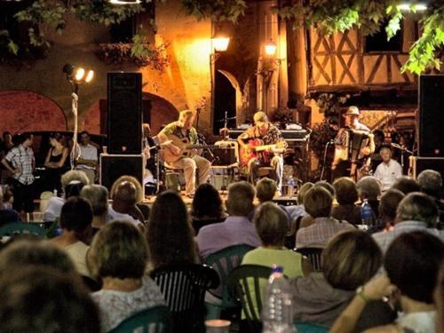 ホテルDu Cote De Chez Jeanne Fourcès エクステリア 写真